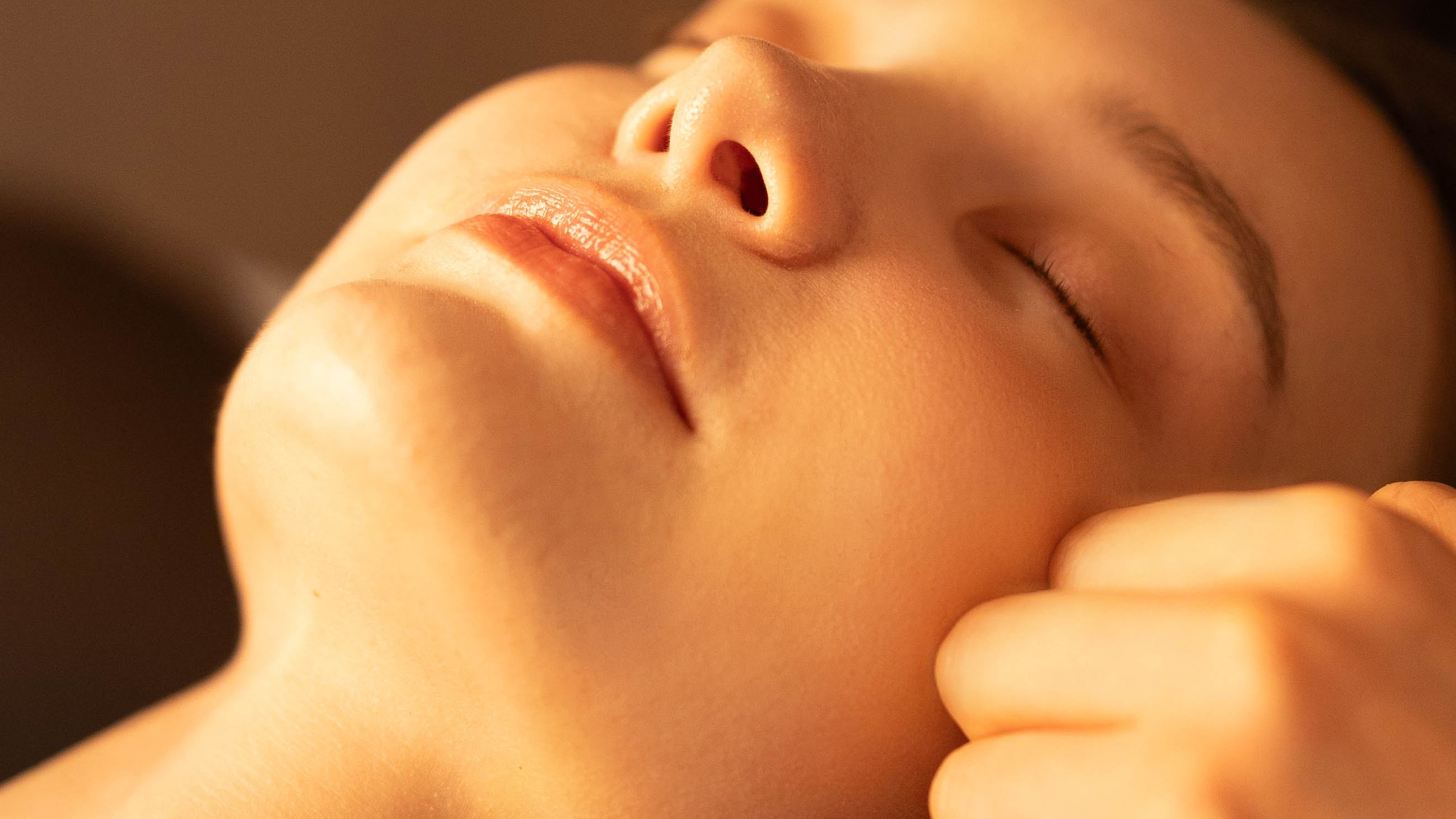 Guest resting during facial lifting work at Face Jion